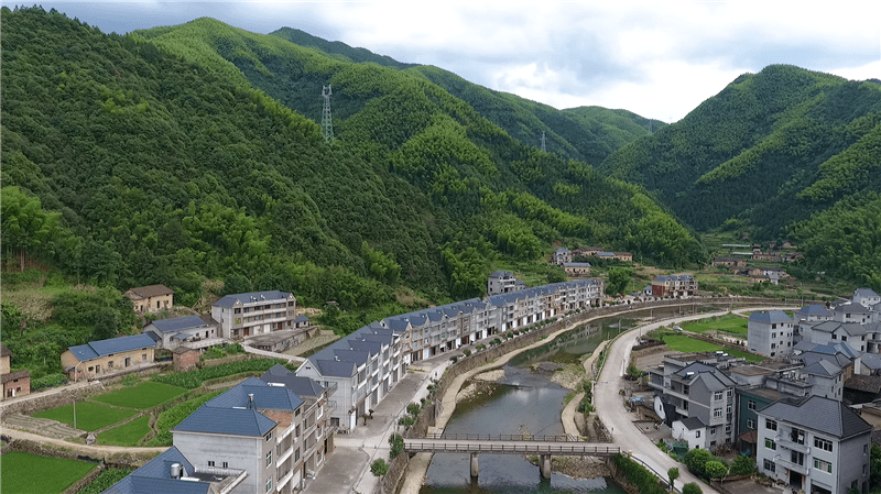 桃源桃源发源于金华市山坑乡,河道两岸翠山环抱,河床滩林形态丰富