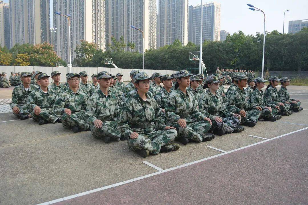 敬礼军姿头要正,颈要直,口要闭,下颌微收,两眼向前平视两肩要平,稍向