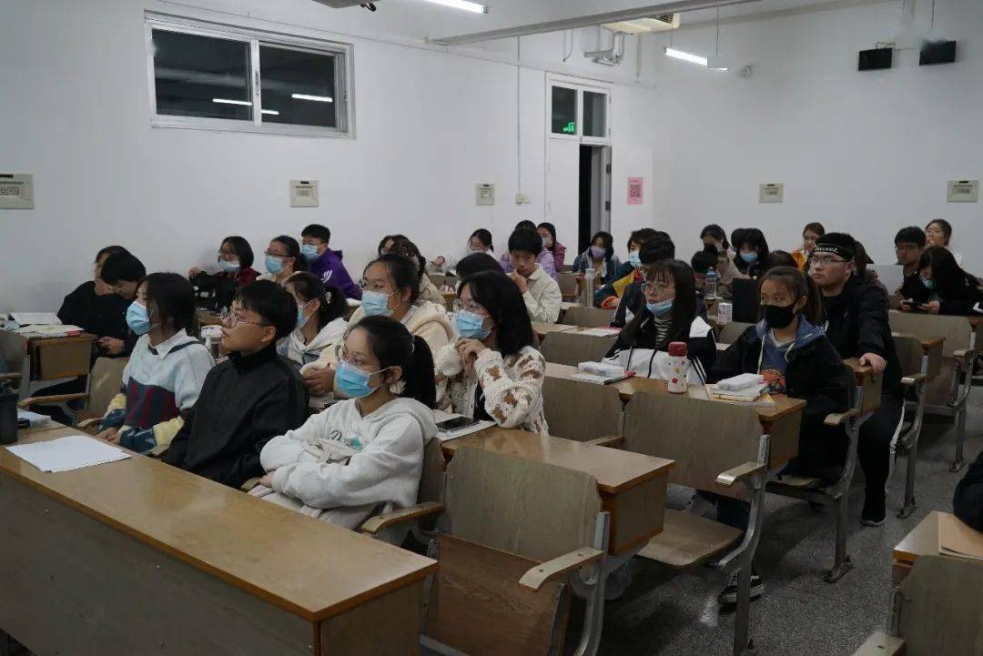 霸展风采 新生讲堂来解答—2020级理学院"小学霸讲堂"开讲啦_王希梦