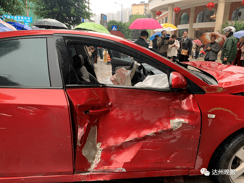 吓skr人!西外一红色雪佛兰突然发疯,冲上人行道,撞向