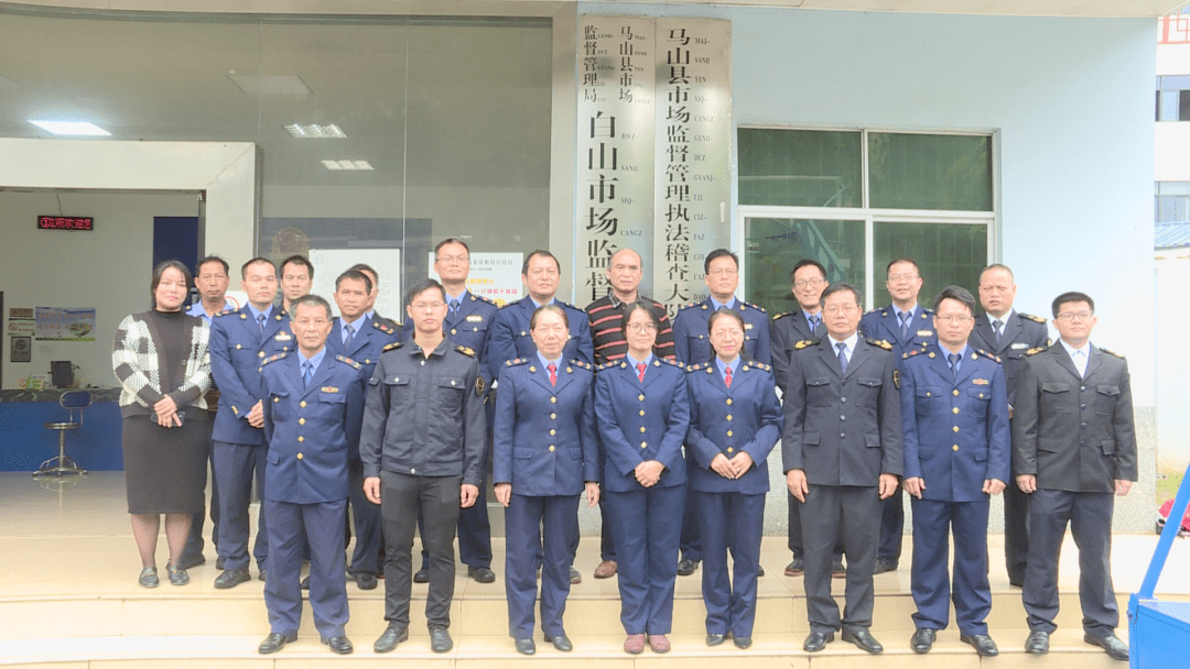 县人民政府副县长凌峰分别出席县执法稽查大队和白山稽查中队揭牌仪式