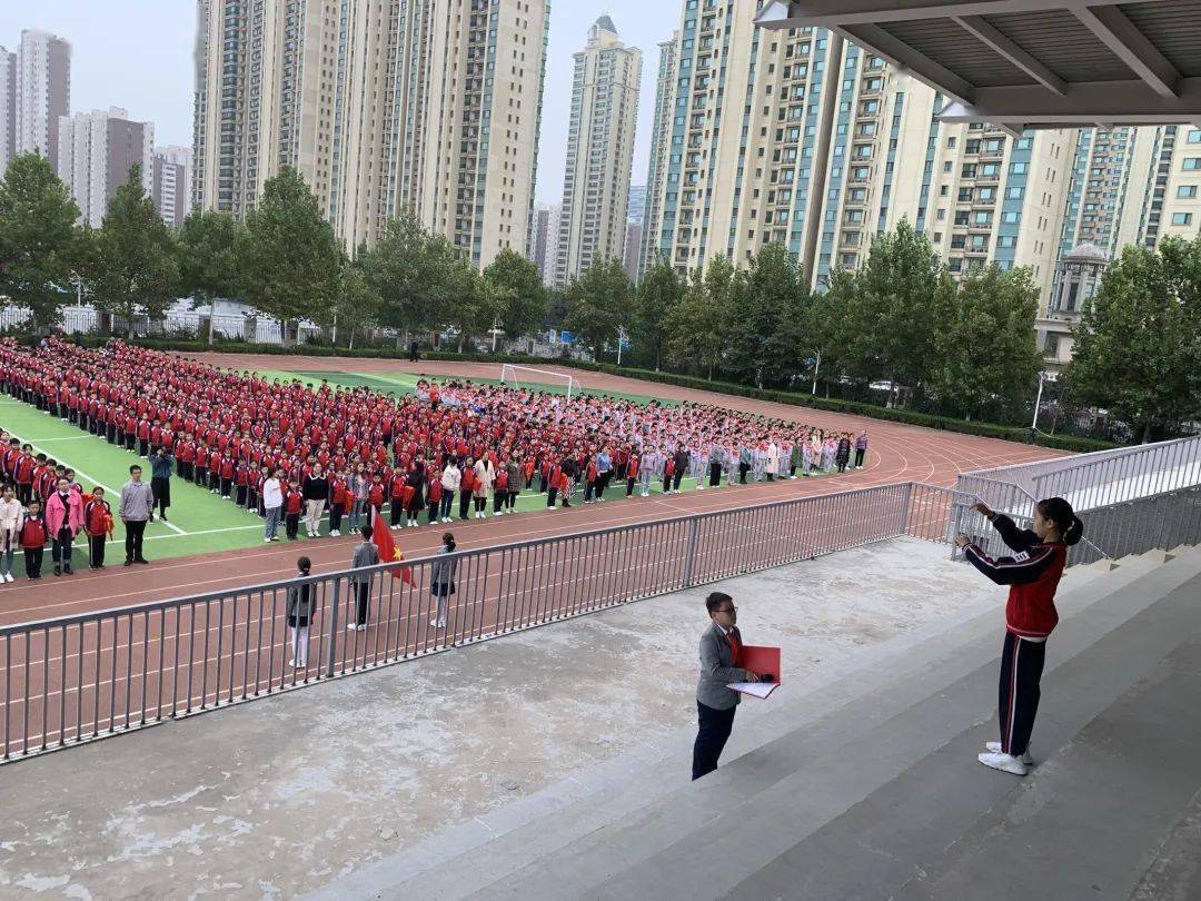 主题队日济南市饮马小学开展高举队旗跟党走争做新时代好队员主题队日