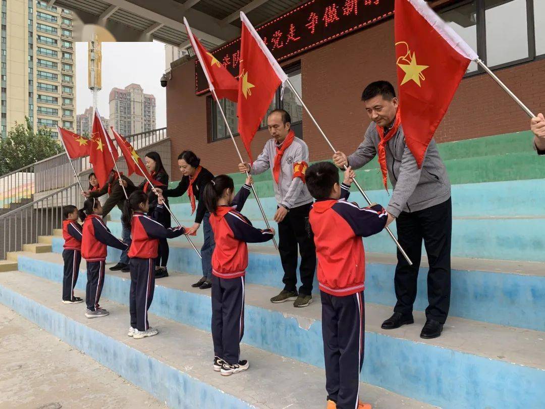 主题队日济南市饮马小学开展高举队旗跟党走争做新时代好队员主题队日