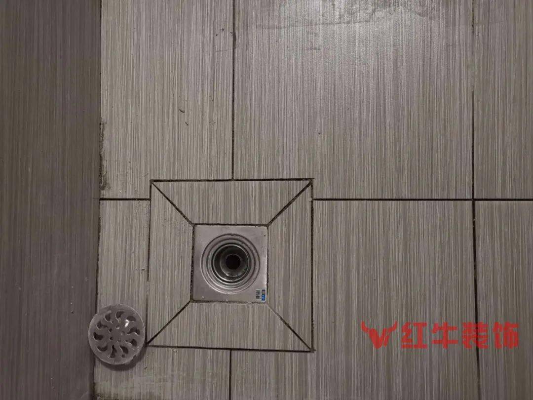 地漏回字形处理卫生间门槛石预留高度符合标准瓷砖平整度吊顶细节处理