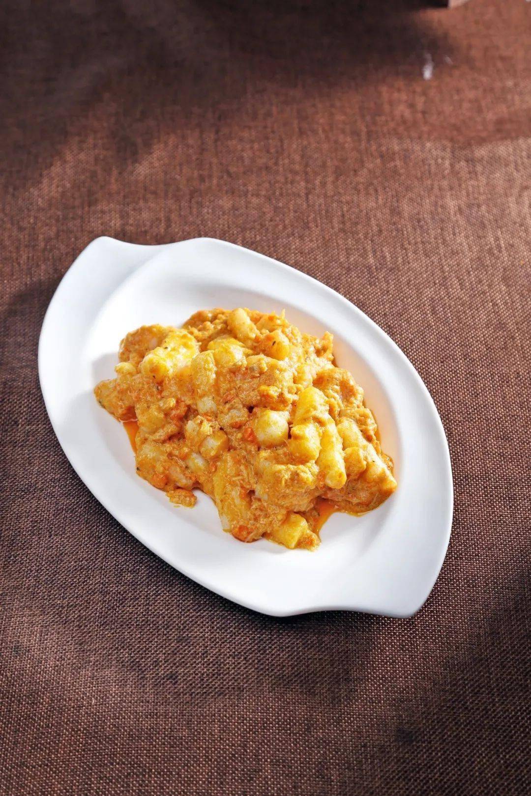 蟹粉炒年糕brased shanghai hairy crab roe and meatwith rice cakes