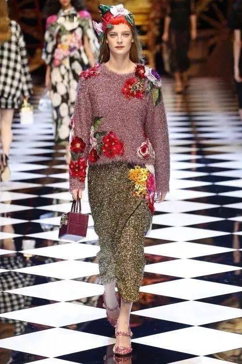 闪耀高定秀场的钉珠刺绣工艺!(1700小时只为做好一件衣服)_服装