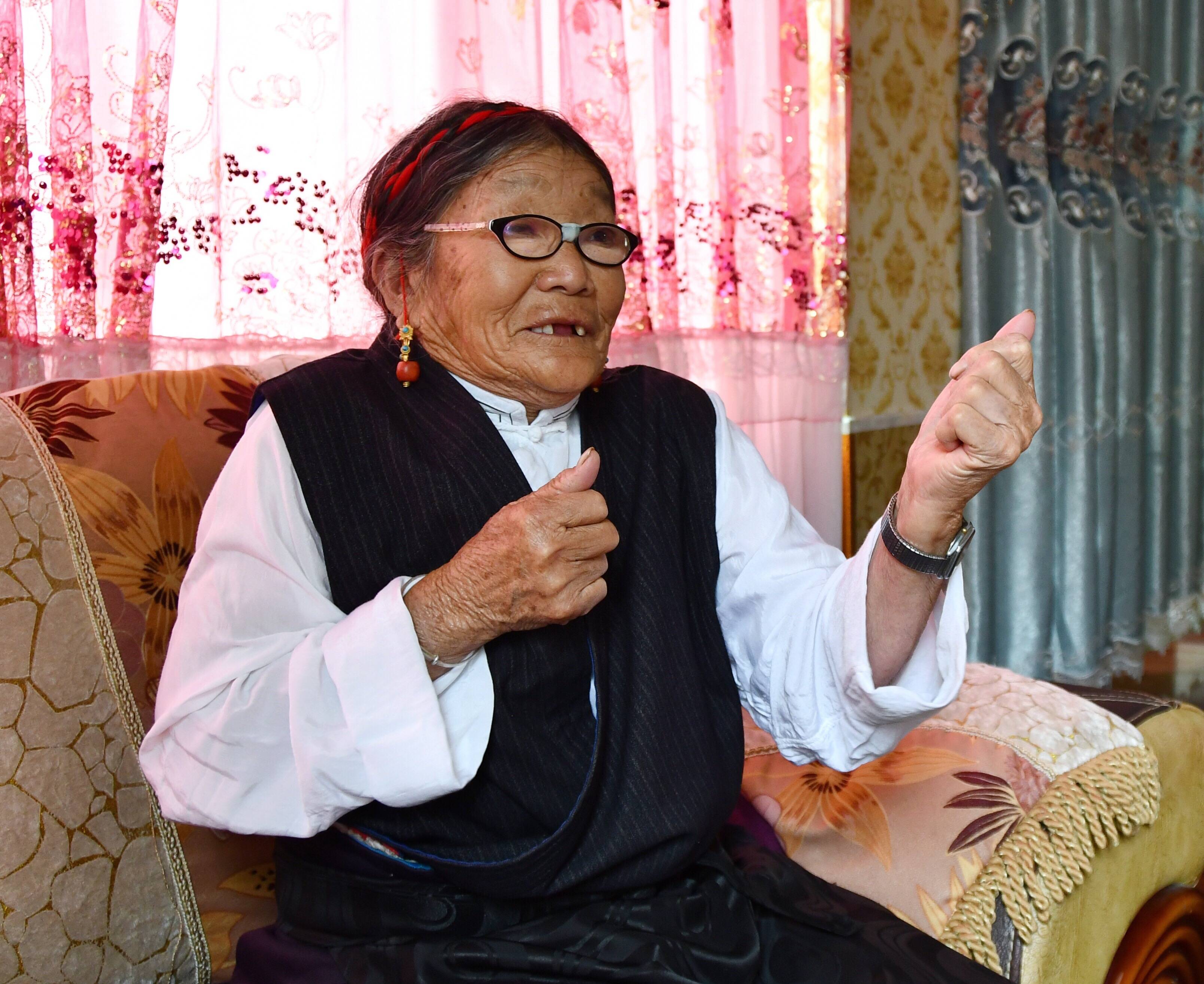 70年之际向秋卓玛在甘孜州道孚县的家里讲述当年的故事(7月30日摄)