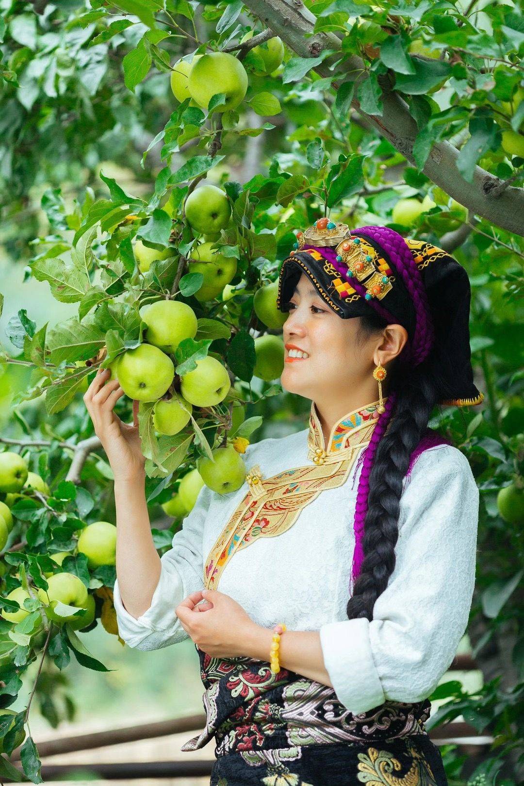 "嘉绒姐姐阿娟"的每场直播都能成交数百单;每个月,她要向全国各地发出