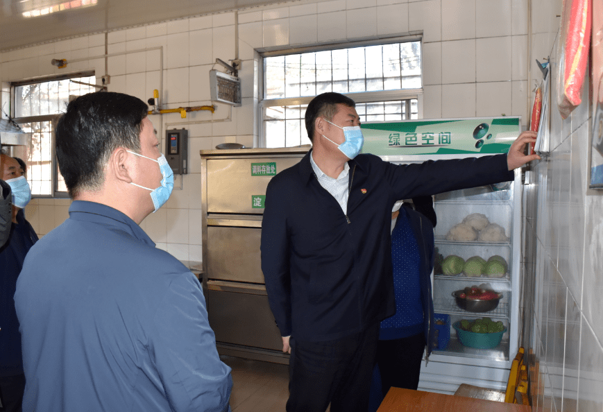 桃园动态市委副书记市长殷锡瑞到桃园镇走访敬老院慰问贫困老人