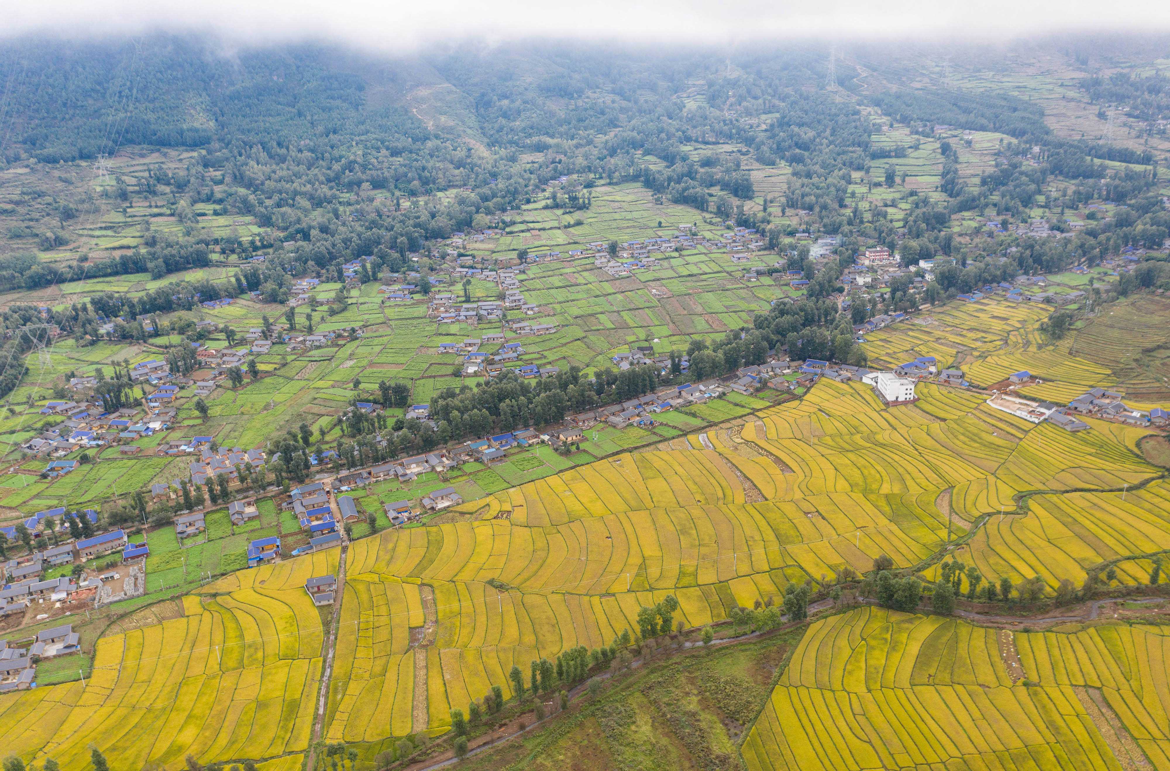 鸟瞰大凉山腹地昭觉县