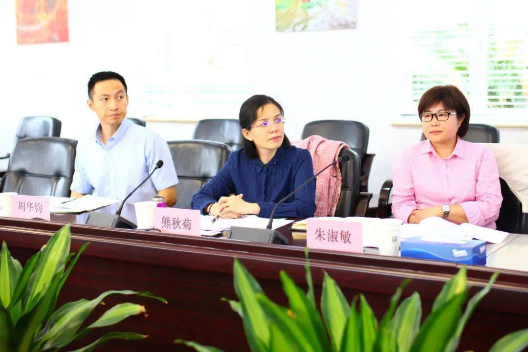 长宁区教育局熊秋菊局长来华东师范大学附属天山学校调研