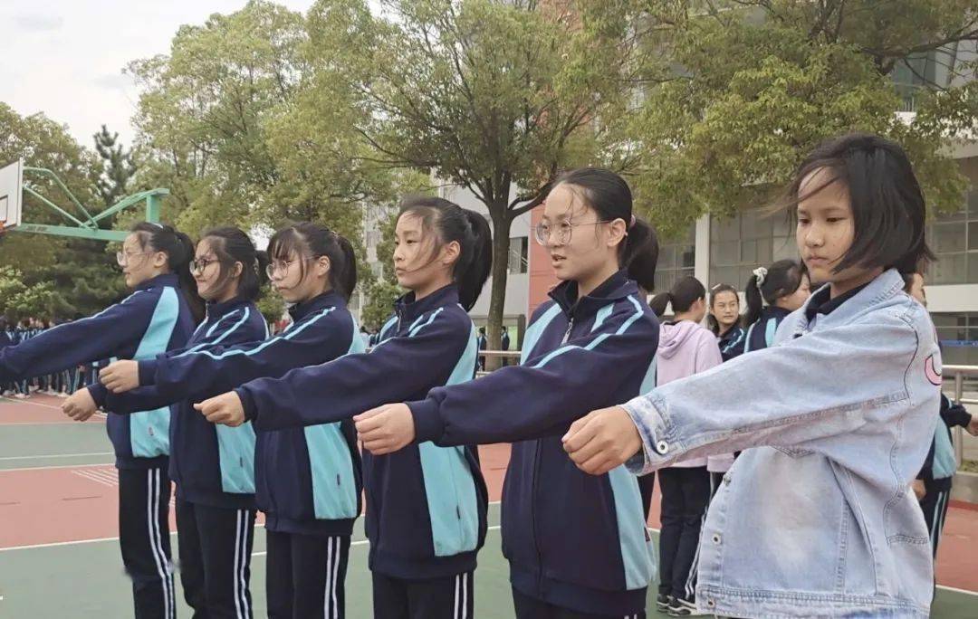 东园新闻图文视频强体能磨意志立规矩成风气泰州二附中2020级初一新生