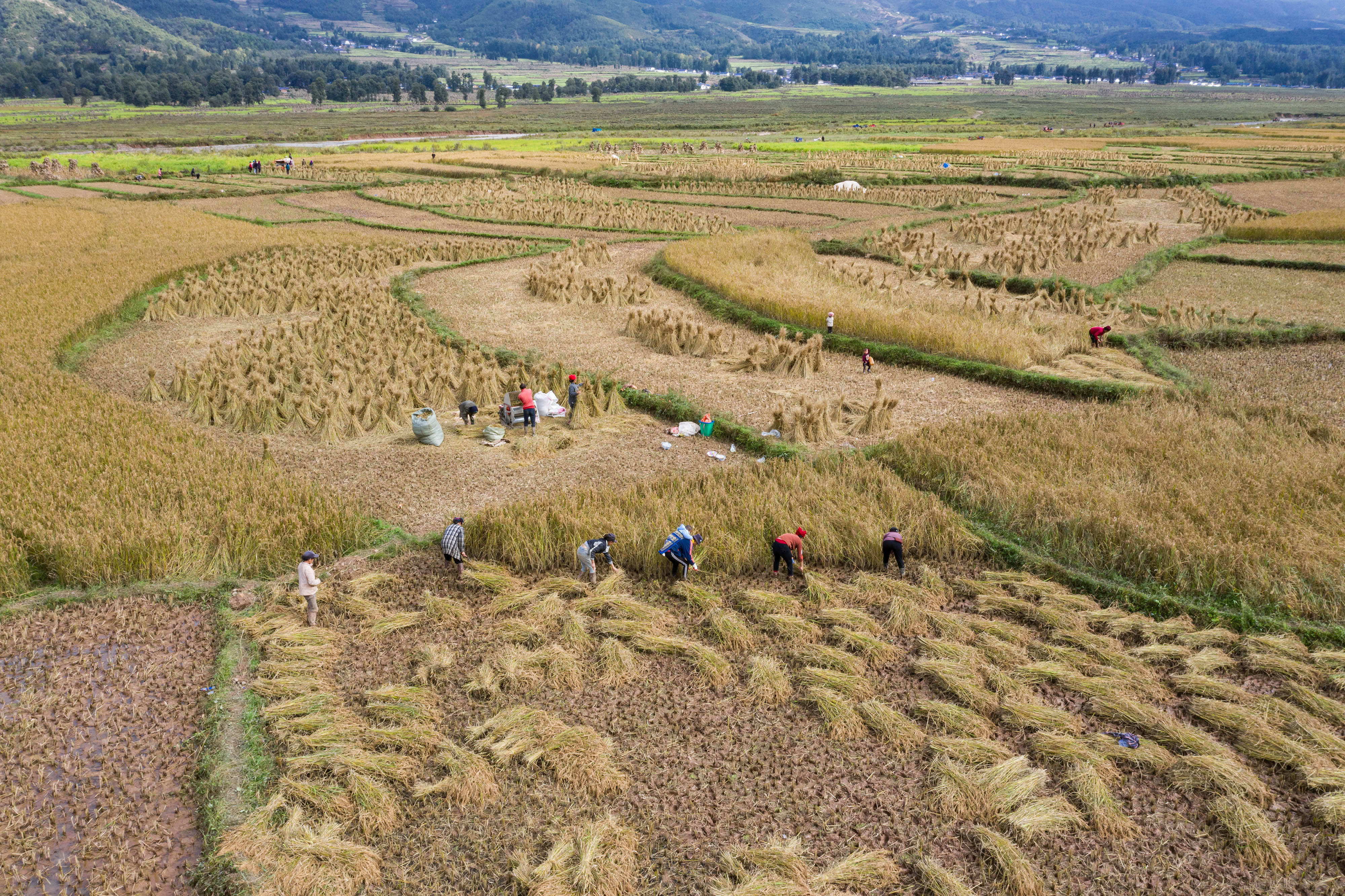 鸟瞰大凉山腹地昭觉县