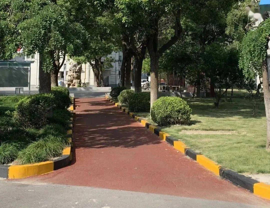 嘉定这个小区铺了条彩虹步道