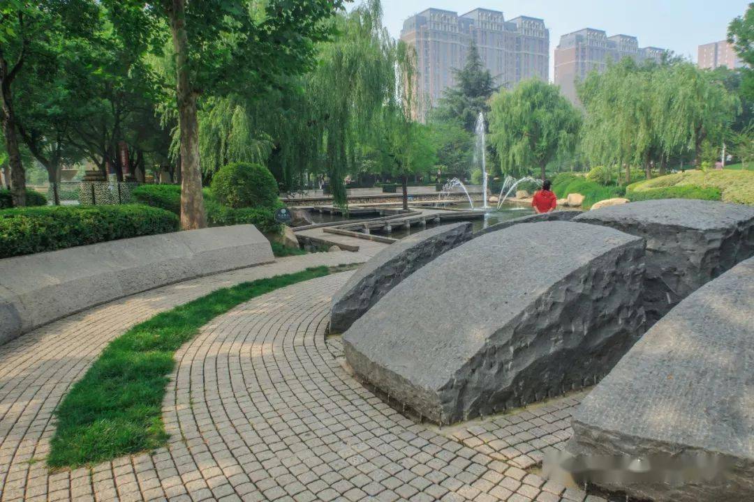 木栈道,自然瀑景,喷雾广场的多处节点设置,让公园的活动功能更为丰富