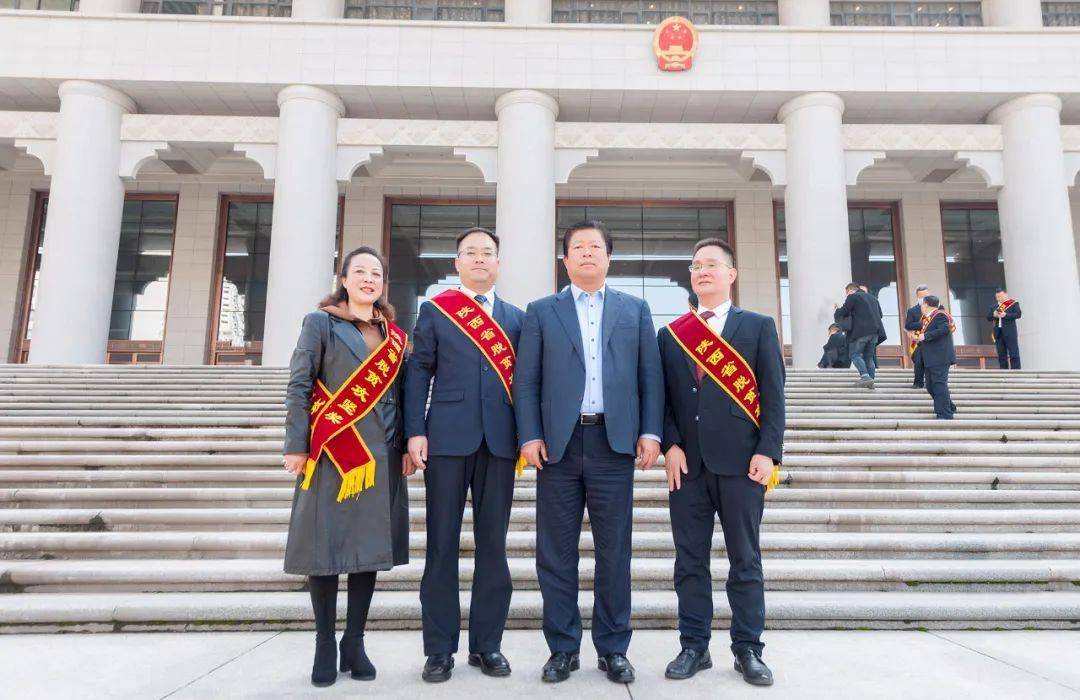 镇巴县长叶稳太荣获2020年陕西省脱贫攻坚贡献奖