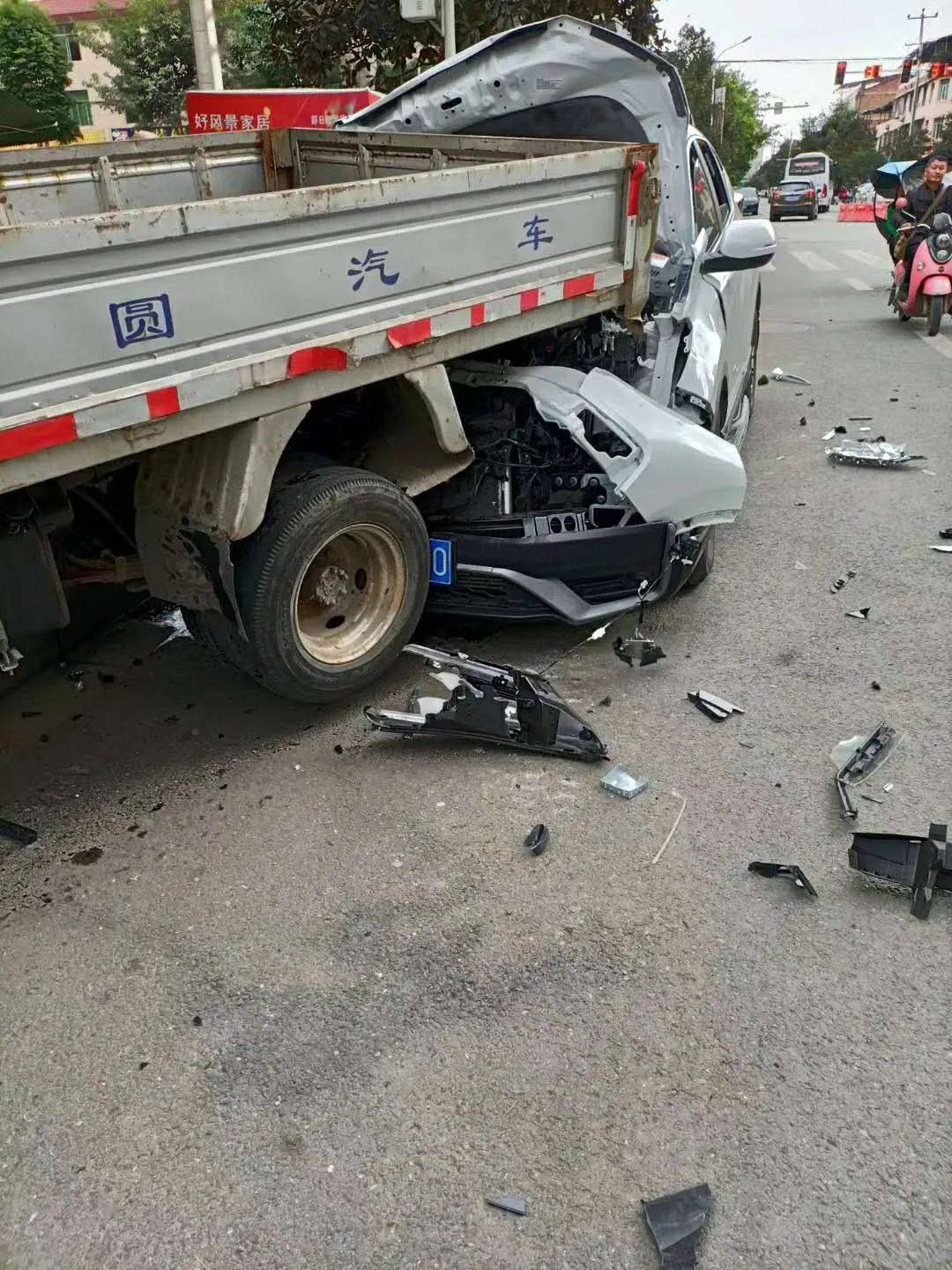 【突发】花兴路口 一辆小车和小货车相撞