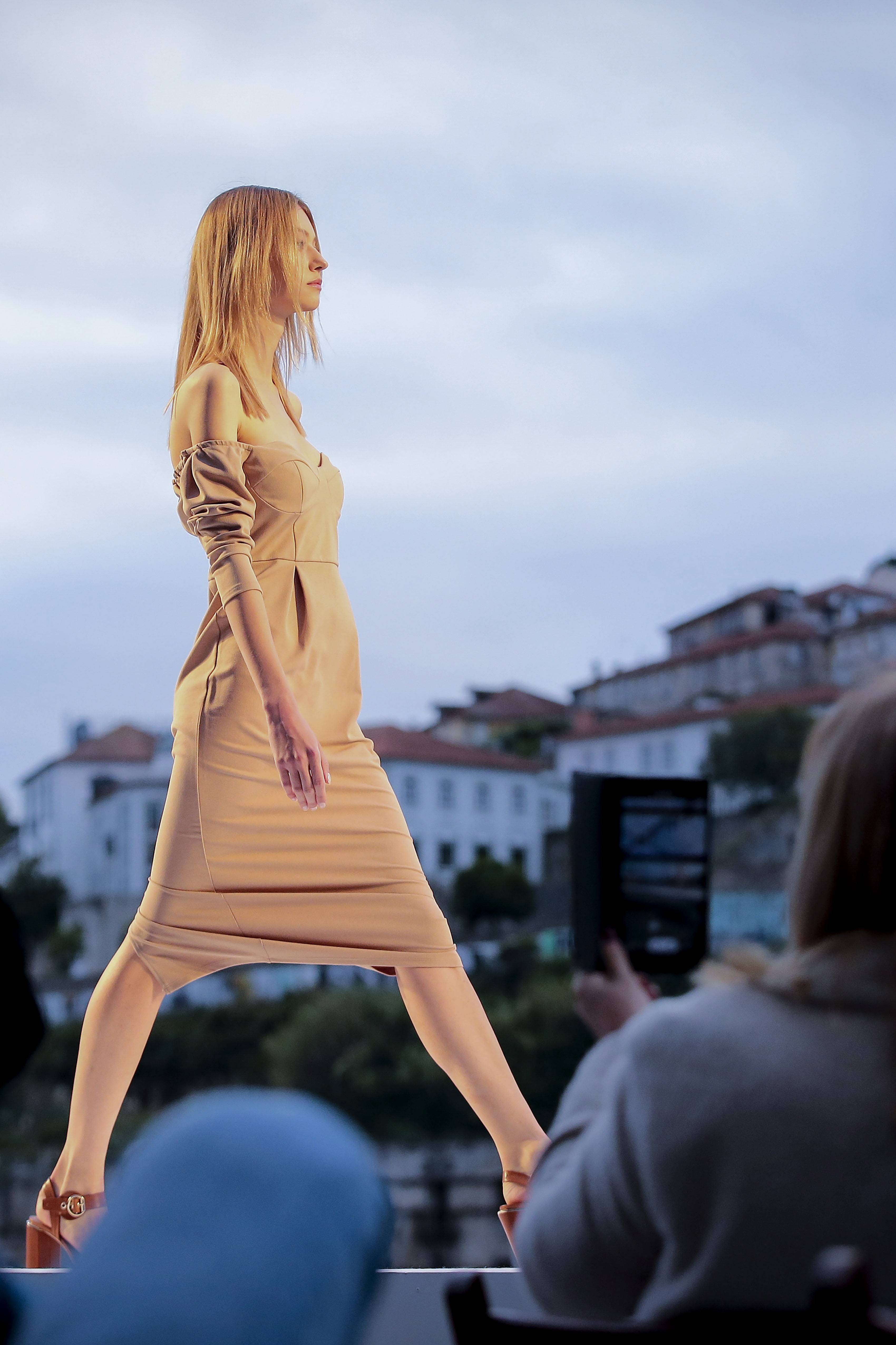 外代,2020年10月18日 10月17日,在波尔图举行的葡萄牙时装秀上,模特