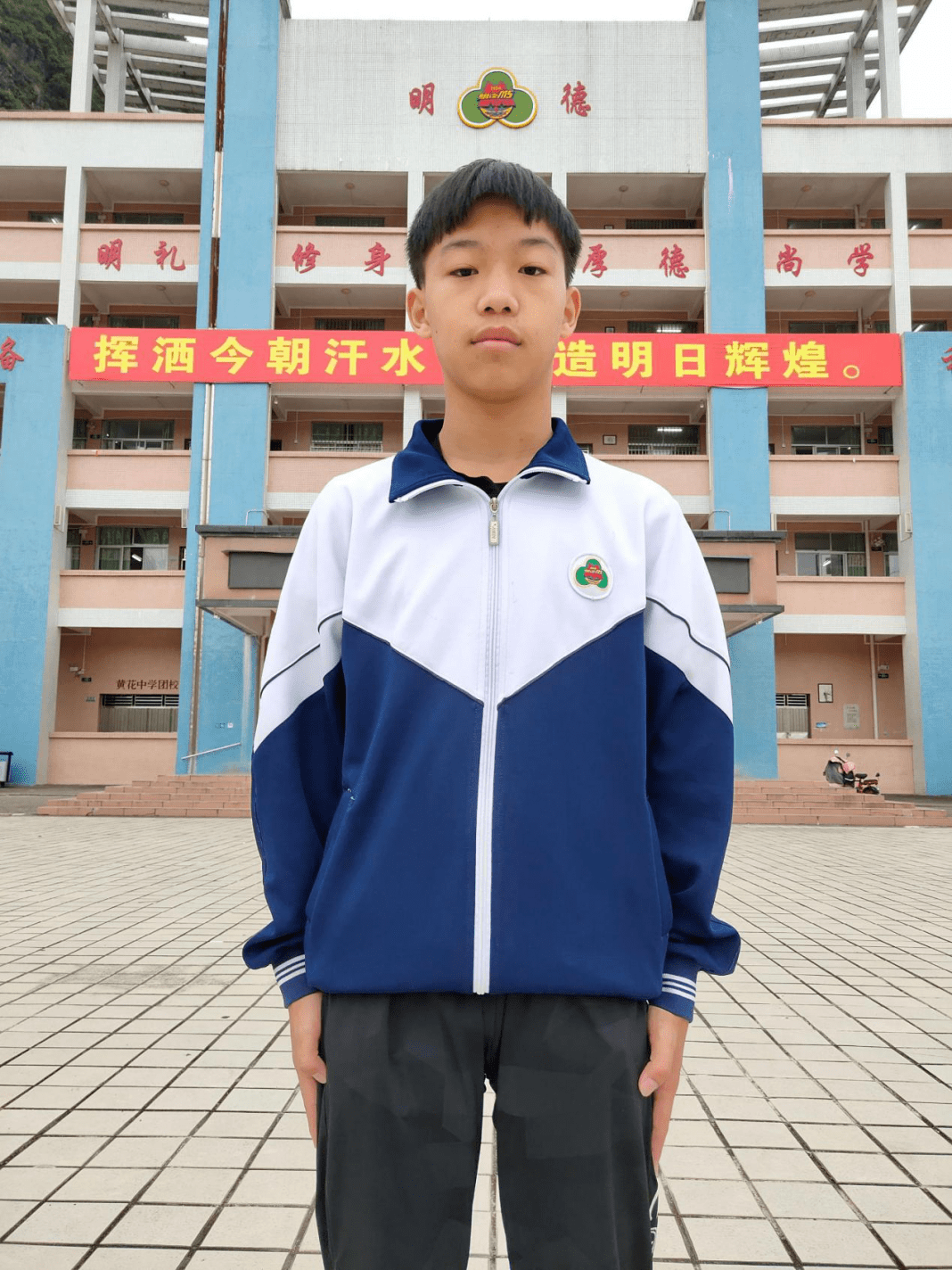 扶还是不扶英德三名学生面对摔倒的老人时这么做