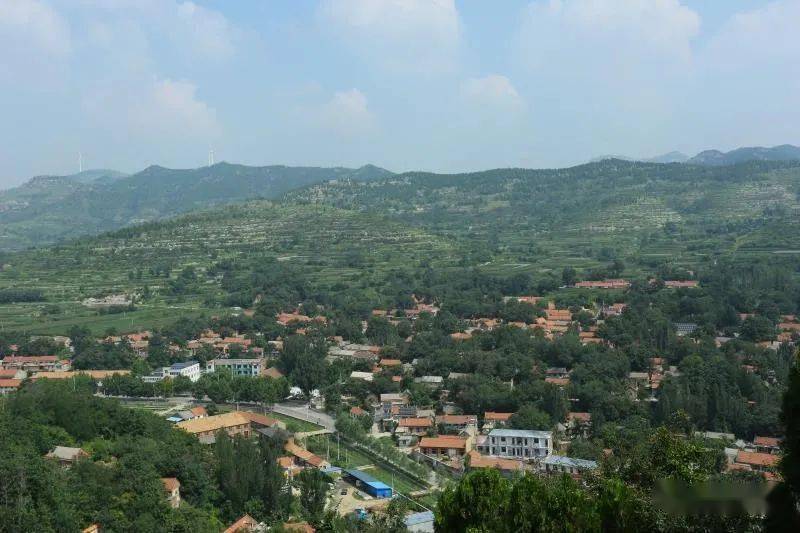 张庄村貌该村地理坐标为118°07′,北纬36°53′,东邻双股峪村,西接大