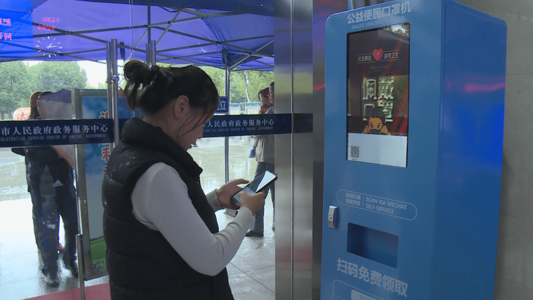 据介绍,这台公益便民口罩机是10月13号设置的.