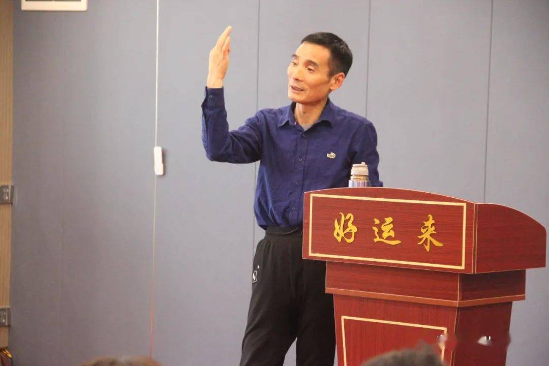 子敬老师的能量透彻了整个养生智慧实修营现场,引领学员们后续如何