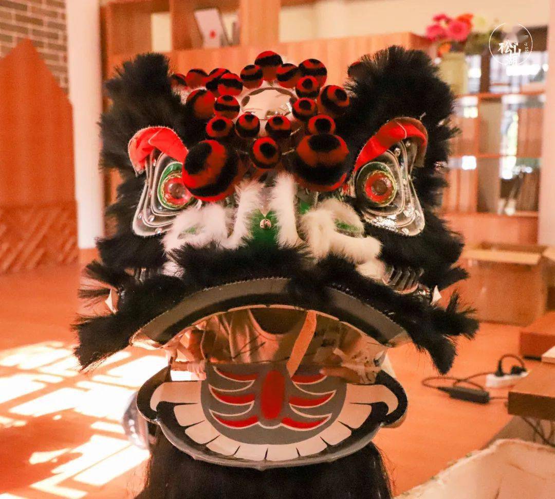 张飞的脸谱着色传统南狮会参照戏曲人物委员万贡学老师告诉大家东莞市