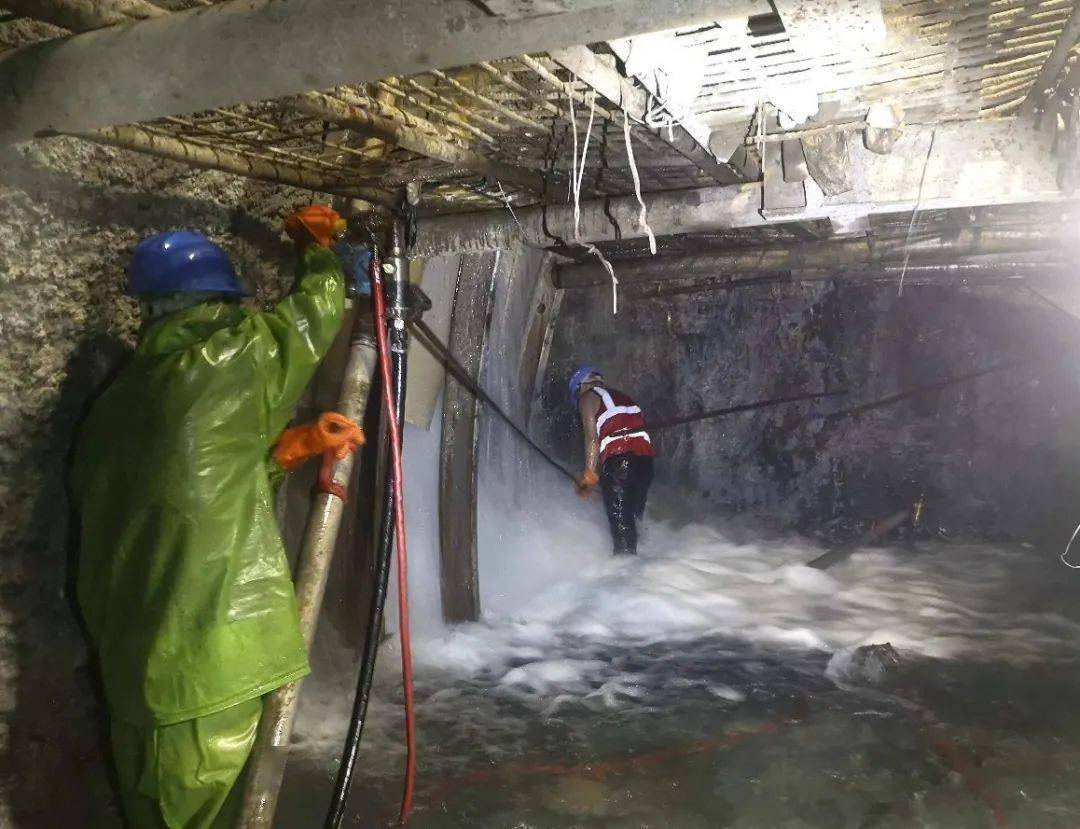 西南在建最长高瓦斯公路隧道贯通