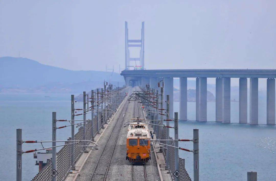 漂洋过海来看你动车组驶入平潭岛