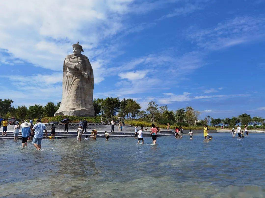 不少市民都携儿带女上广场戏水同安的陈化成广场也漫上了海水一年一度