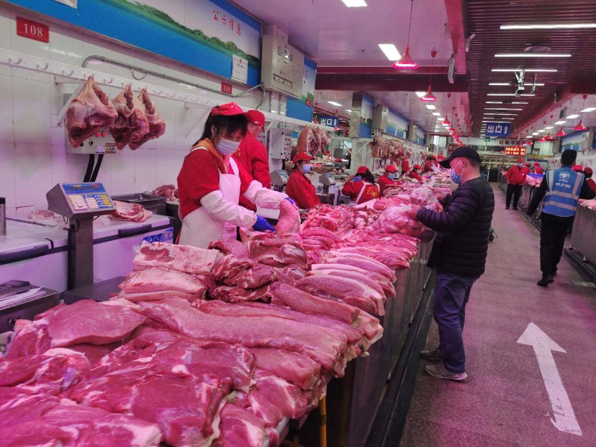 新发地市场今日猪肉批发价每公斤降一成:猪价高居不下情况已过