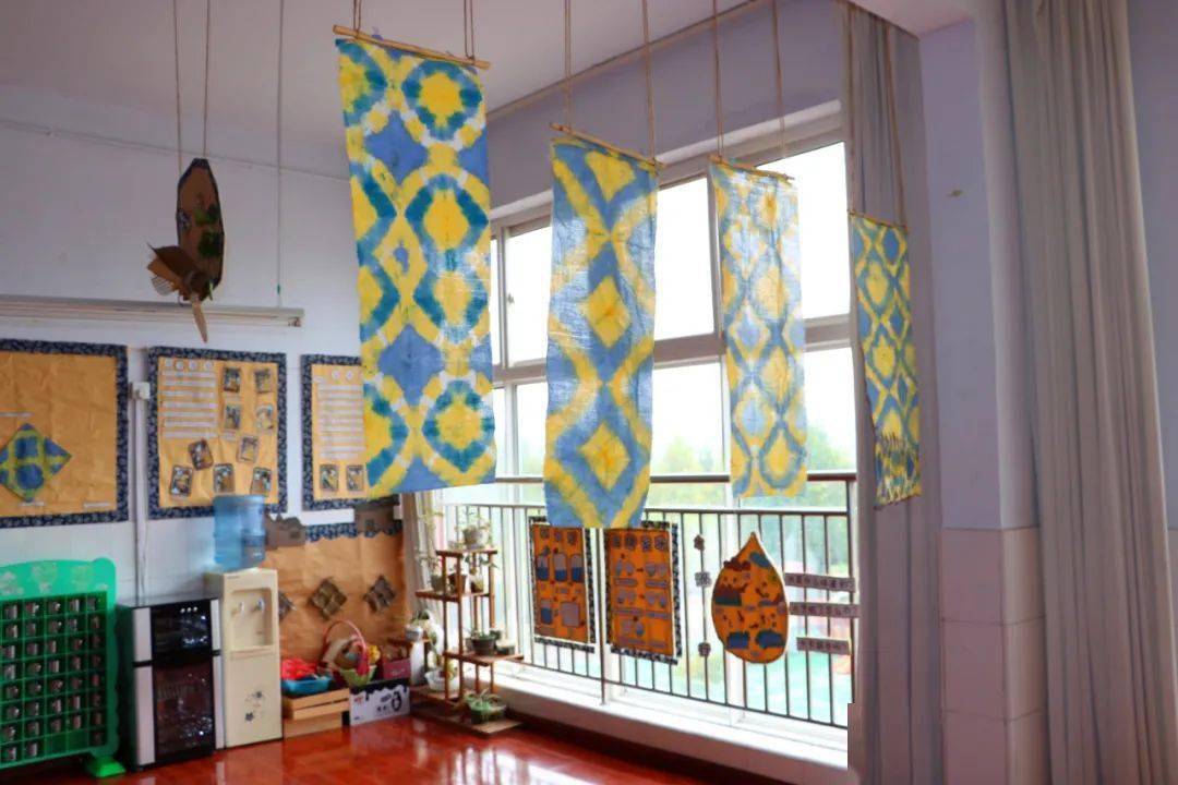 让孩子们在游戏中寻找答案老师们在班级内了开展《遇见扎染》班本主题