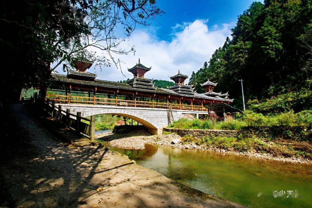 这里,历史悠远,据清光绪廿八年(1902年)《天柱县志》载:"循礼里夏藤寨