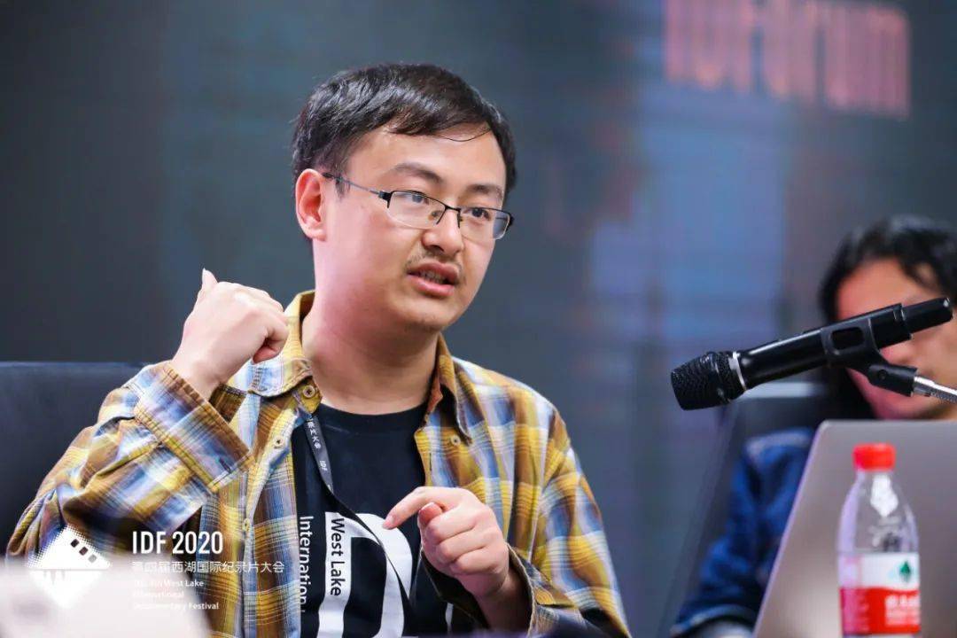 张寅老师以《基于特异性的历史叙述》为题,在论坛上展开了学术探讨