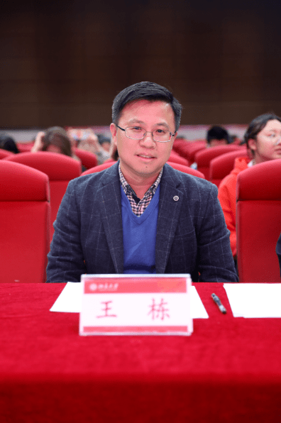 本场比赛我们有幸邀请到了北京大学国际关系学院副教授王栋老师,北京