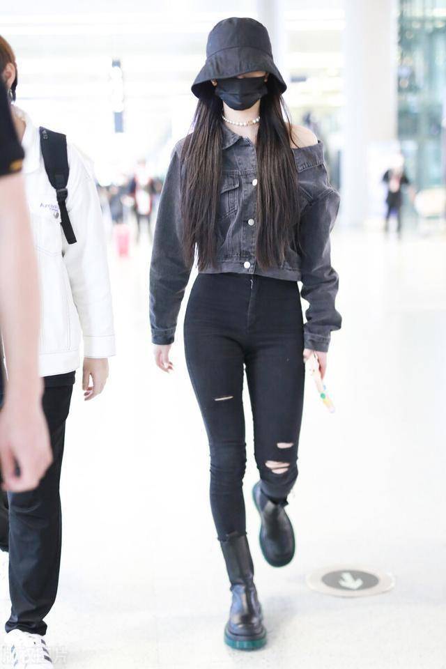 孔雪儿穿牛仔工装衬衫搭配紧身牛仔裤现身纤细身材真是好到爆