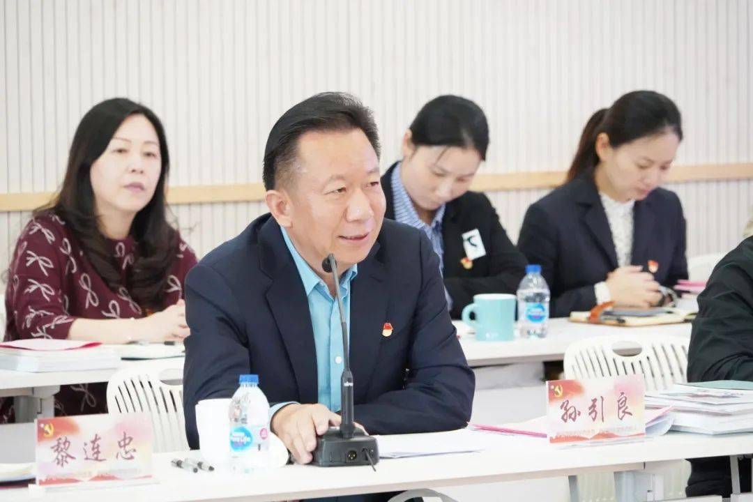 今天山阳中学来了一群特别的老师