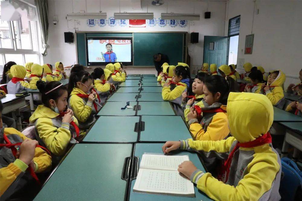 戴规范红领巾做文明一小人龙泉一小系红领巾比赛