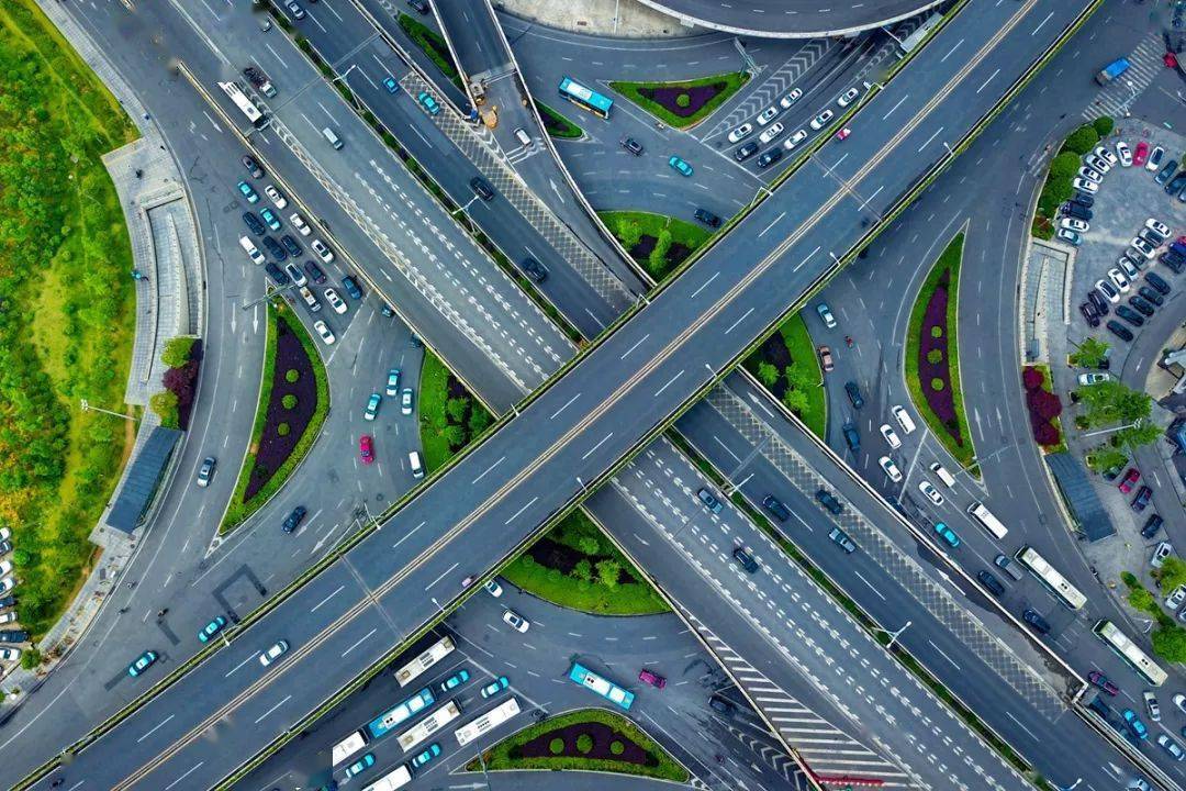 绿地中央广场当视线从蓝天白云下掠过,纵横交错的立交桥纵横交错,几何