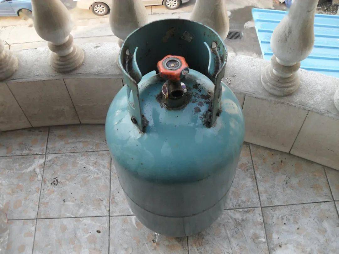 情况紧急,开州一居民家煤气罐爆燃