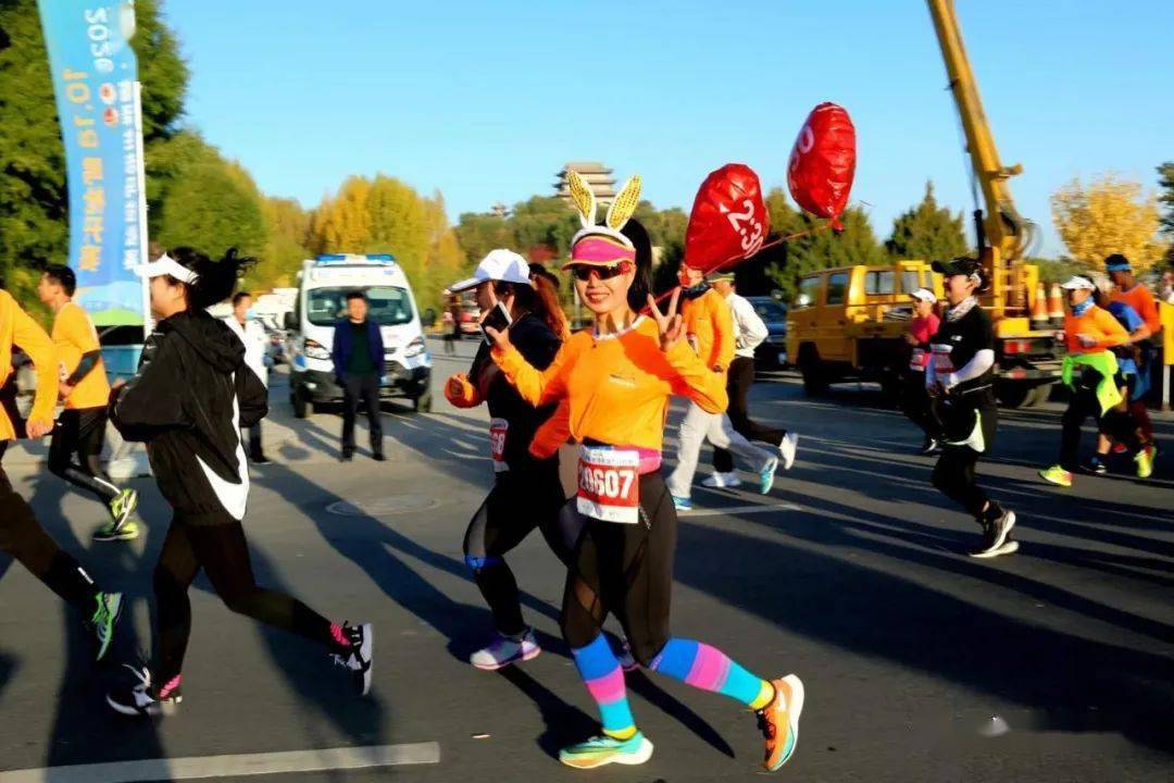 马浩博,马浩,刘涛分获半程马拉松男子组前三名,梁丽,胡丽,付晓娟分获