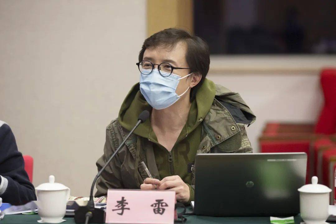 李雷用图表形式展示了政法机关与媒体合作的多种形式及其影响因素,并