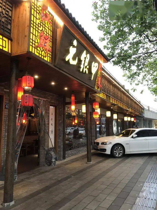 沿着武昌江滩穿过桥头堡不远,就能看见一片大红灯笼高高挂,古朴的木门