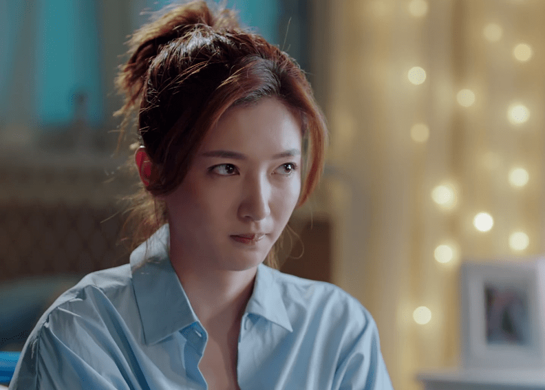 一开场,江疏影饰演的罗玥就因一次意外遭到了职场暴力,丢了工作.