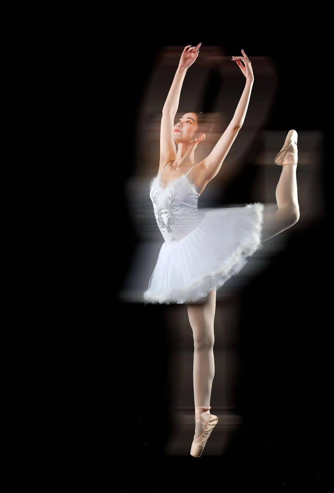 拍出梦幻的拖影呈现也可以让人物最后的凝固显得扎实.