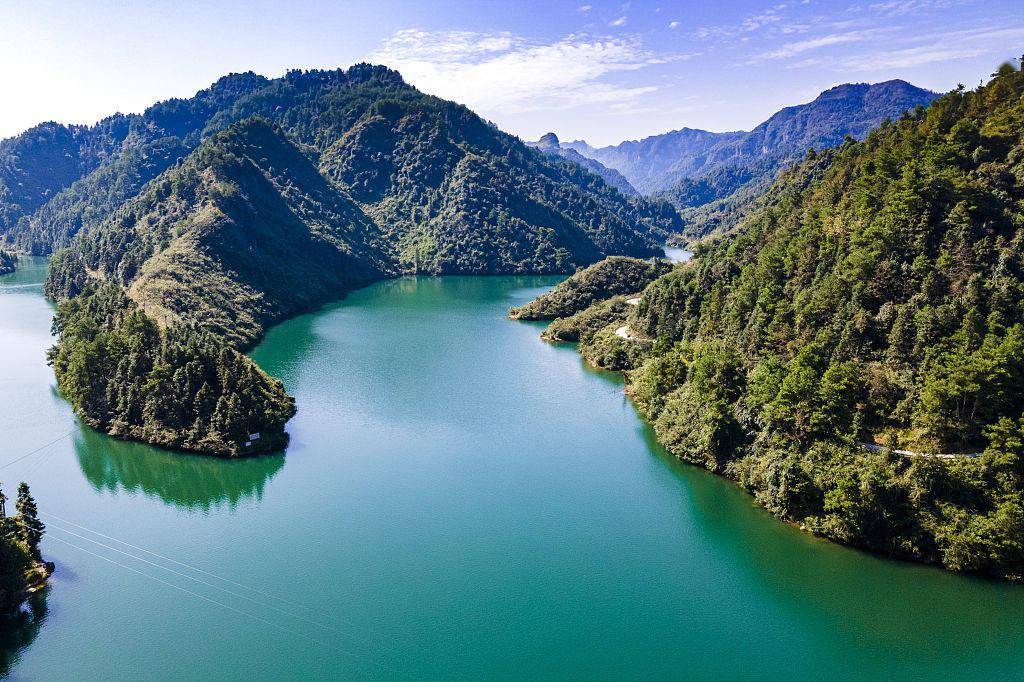 湖南湘西航拍躍進水庫碧水青山風景如畫