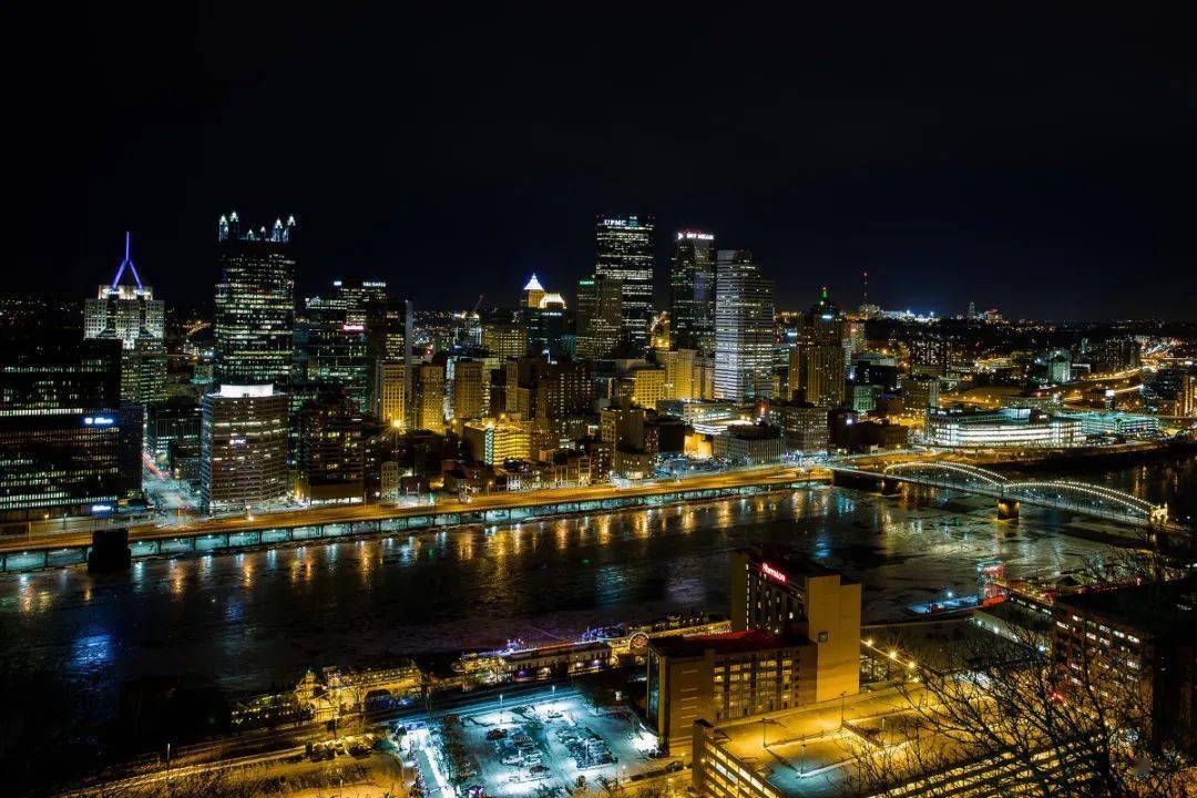推广有一种生活是躺在匹兹堡中心赏夜景