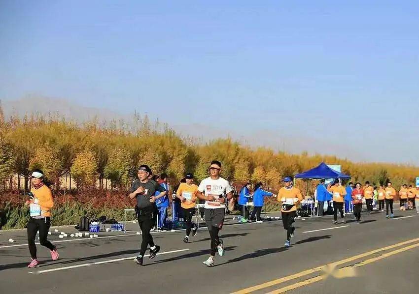 马浩博,马浩,刘涛分获半程马拉松男子组前三名,梁丽,胡丽,付晓娟分获