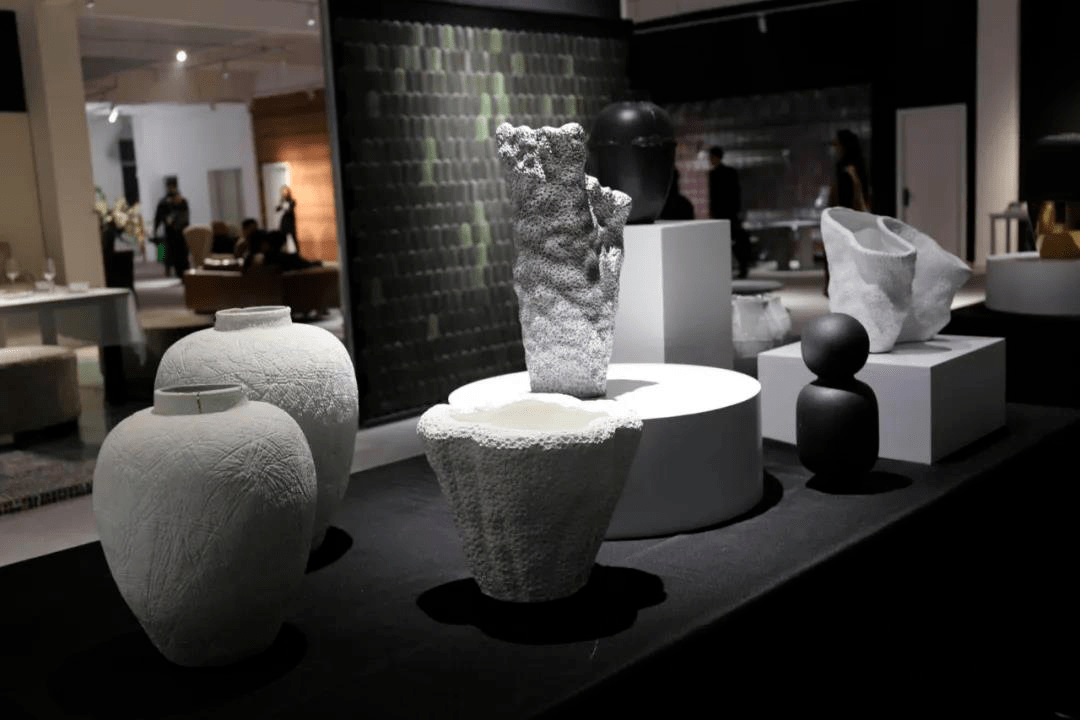 展览馆,还同步展出国内最为丰富以及以陶瓷为元素的环境空间公共艺术
