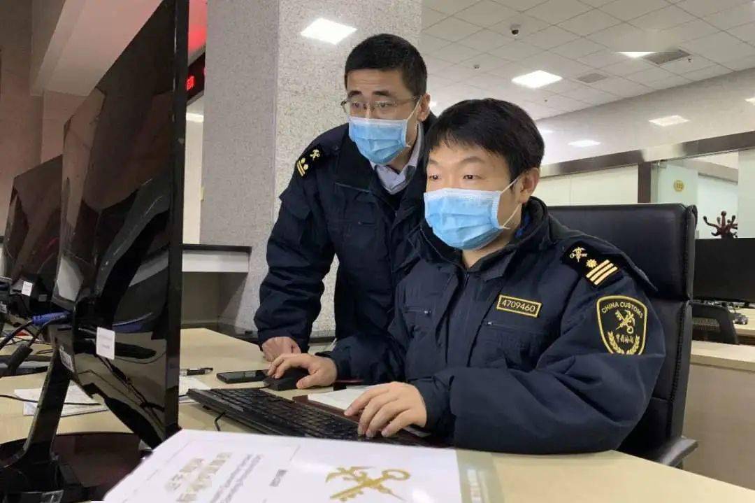 武汉海关国门下闪耀的关徽